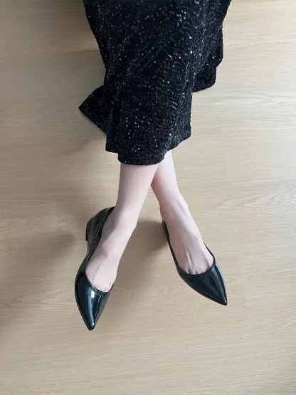 ポインテッドトゥパンプス ブラック 正面 オフィスからフォーマルまで使える定番の黒エナメル