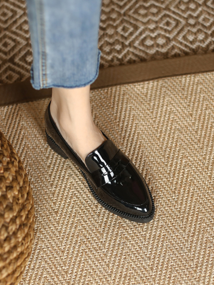 ペニーローファー 俯瞰 すっきりとしたシルエット 甲深 安定感のあるデザイン