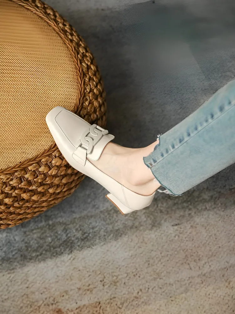 牛革ホワイトチャンキーヒールローファー ジーンズ着用スタイル 横顔