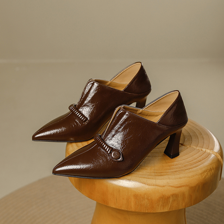 Vカットデザイン フレアヒールパンプス