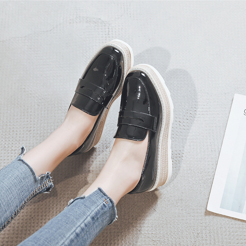 厚底エナメルローファー