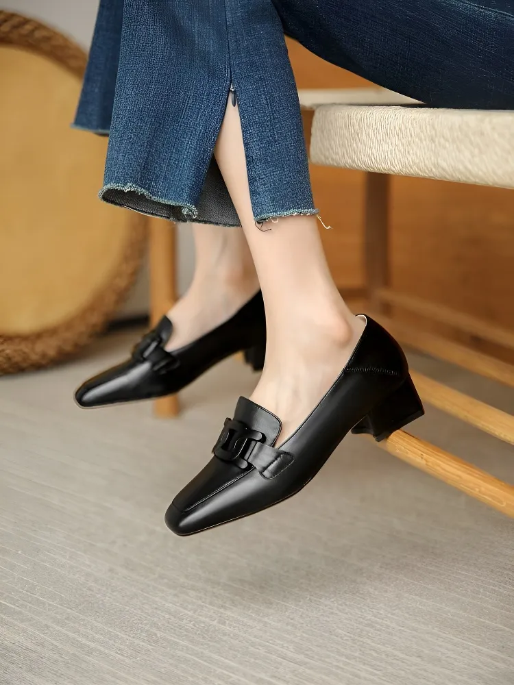  足元を上品に見せるビット付きスクエアトゥローファー