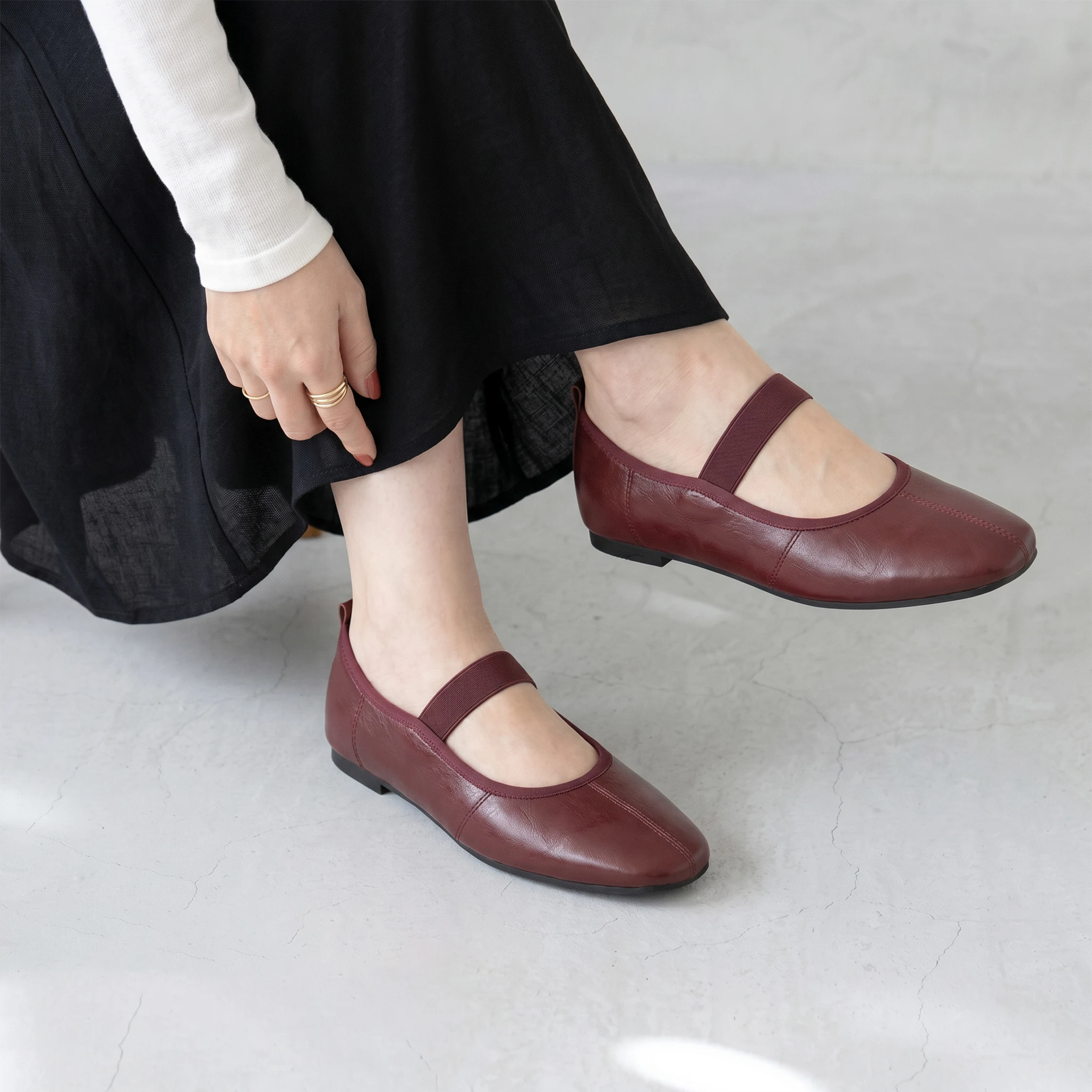 ボルドーのストラップパンプス レディース 上品フェミニンな着用イメージ 痛くない 柔らかい フラットパンプス