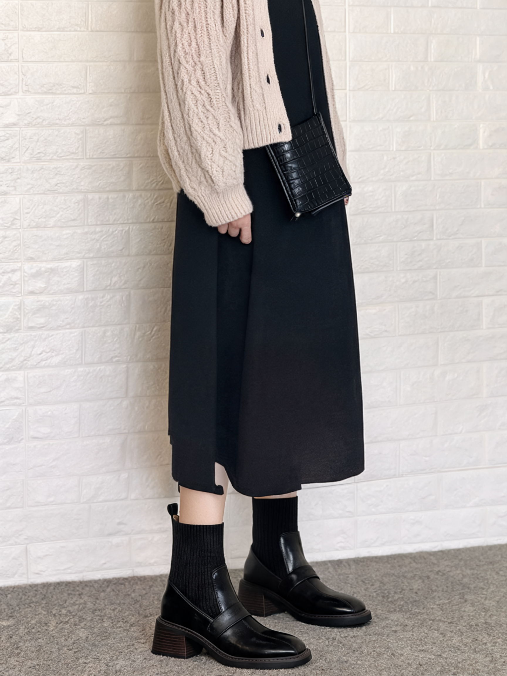 黒のスクエアトゥストレッチショートブーツをスカートに合わせた秋冬コーデ