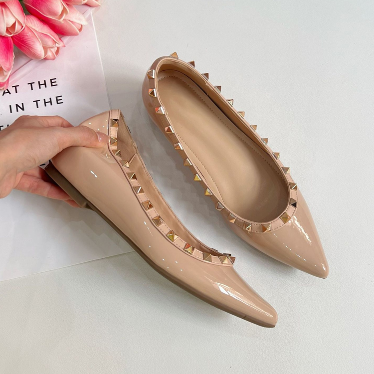 春のお呼ばれやデートにぴったりなピンクベージュのエナメルパンプス。サッと履けて軽く、長時間歩いても痛くならない大人可愛い1足