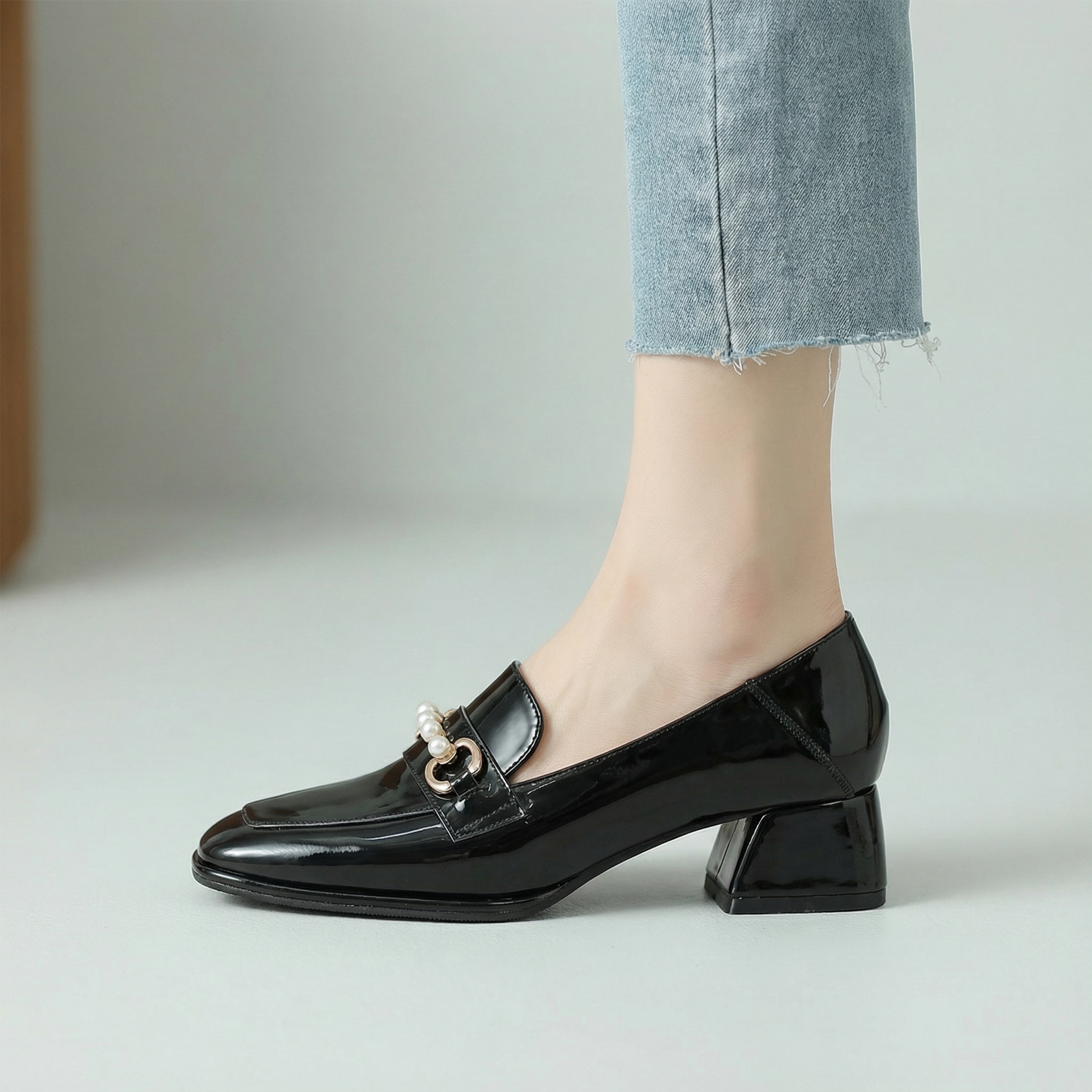 太めヒールの万能なスクエアトゥのレザーシューズ