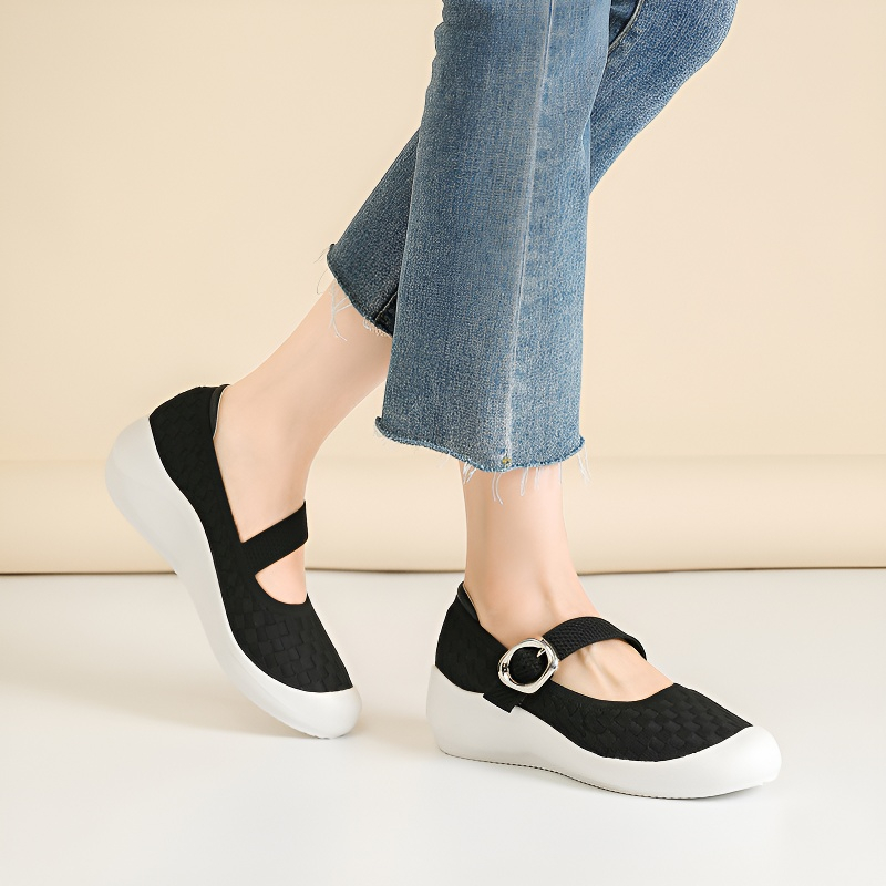 バックルストラップ付き ニットウェッジパンプス