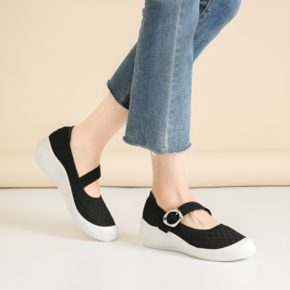 バックルストラップ付き ニットウェッジパンプス