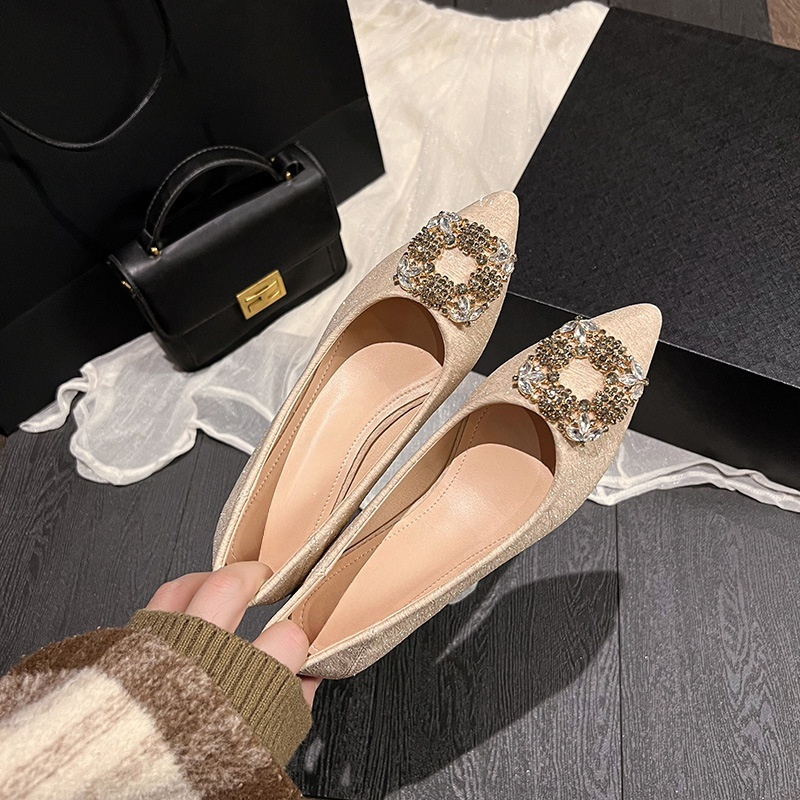 ビジューバックル ポインテッドトゥパンプス