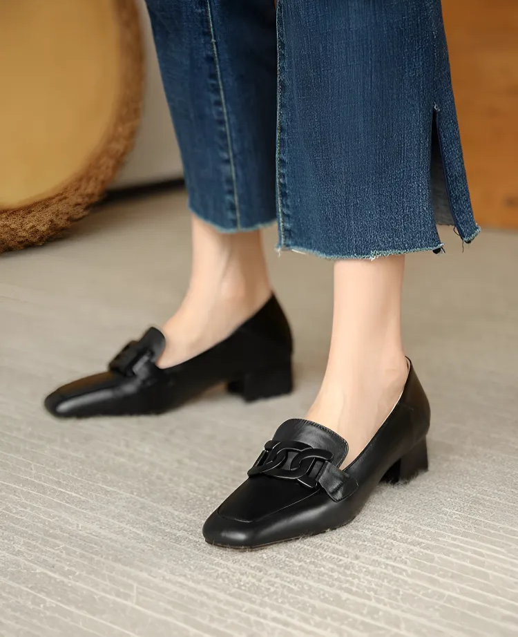 通勤におすすめ 黒バックルローファー 着用画像