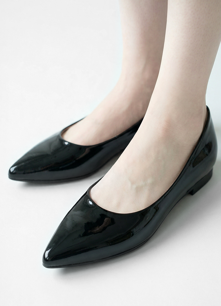 冬 オフィスコーデ 黒タイツ パンプス 合わせ方 KENPOGEN 黒 エナメル インヒール 美脚 仕事用 暖かい 40代