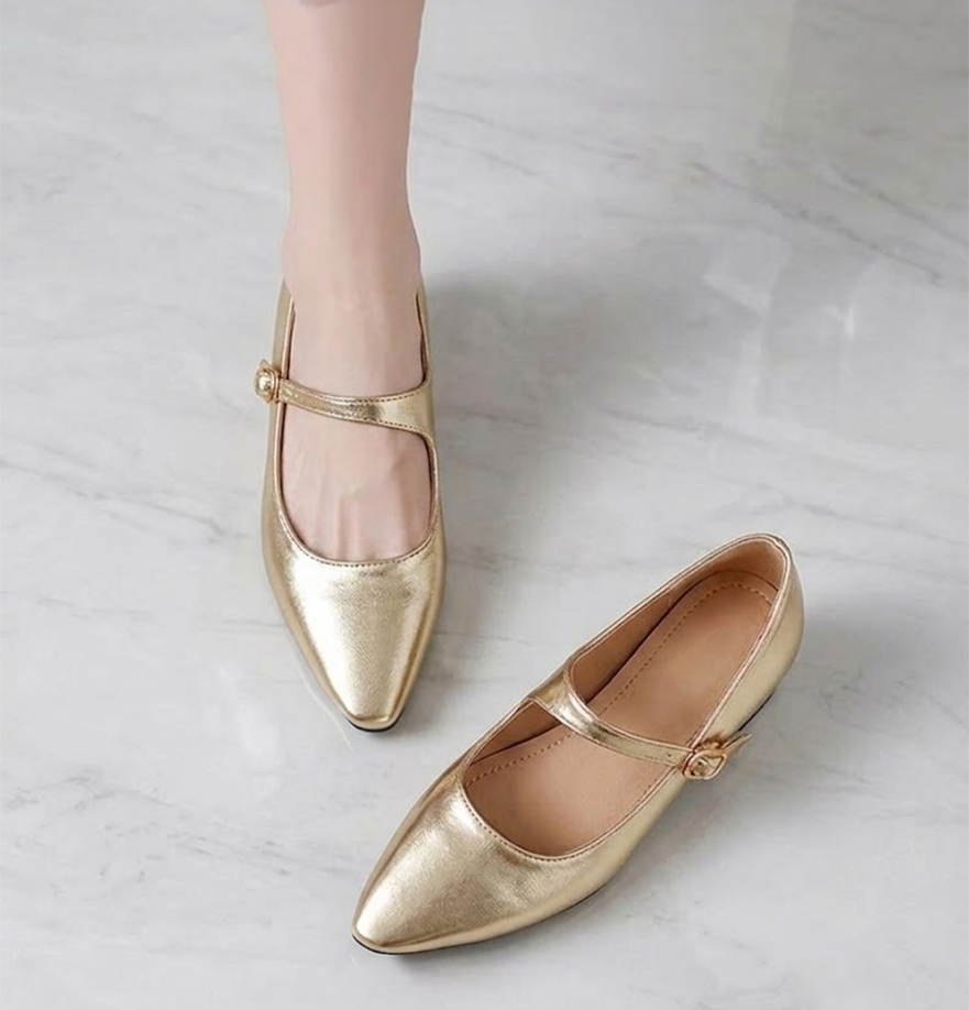 ゴールドのマリージェーンパンプスの着用イメージ。結婚式や二次会、パーティーなど、お呼ばれの席に最適な華やかさ。ドレスアップスタイルを格上げする一足。