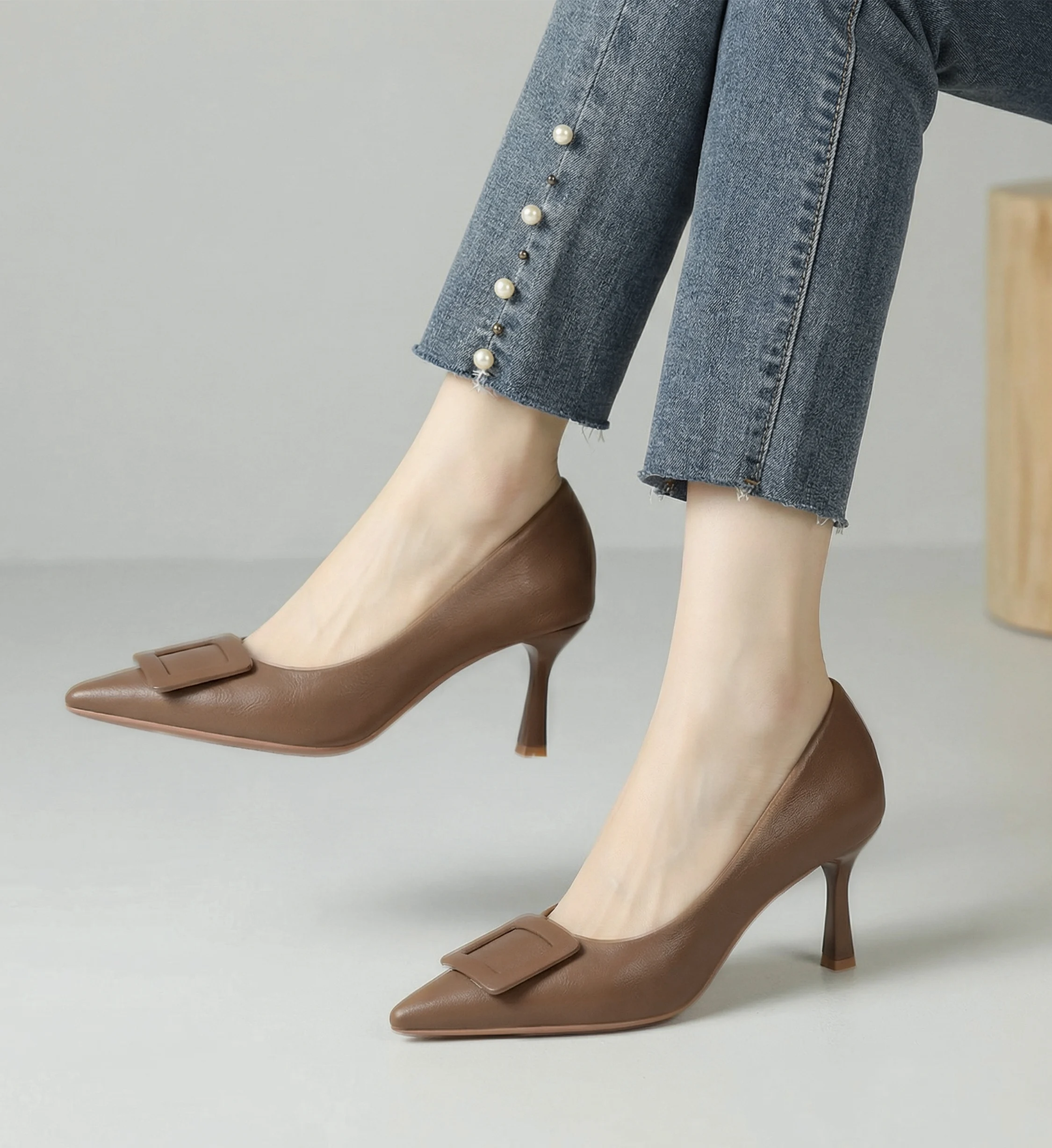 Kenpogen 7cm美脚バンプス 着用イメージ｜通勤スタイルに合わせた上品な美脚シューズ