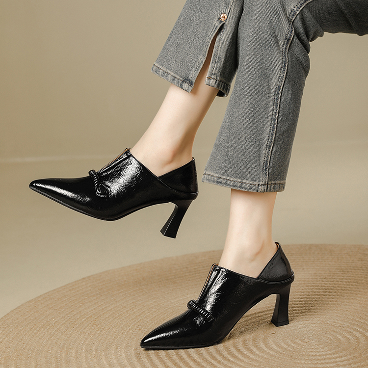 Vカットデザイン フレアヒールパンプス