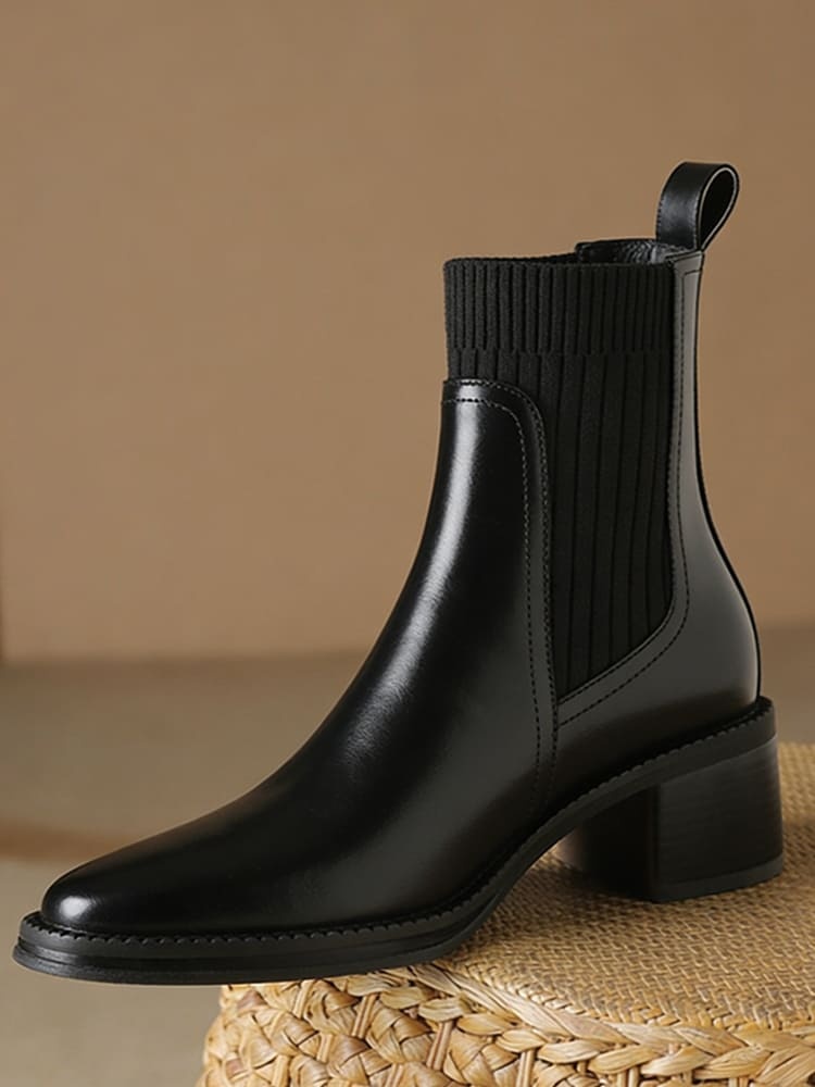 定番ブラックの本革ニットショートブーツ