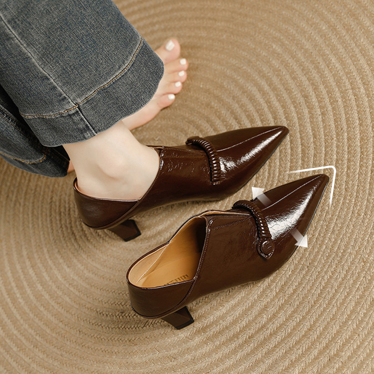 Vカットデザイン フレアヒールパンプス