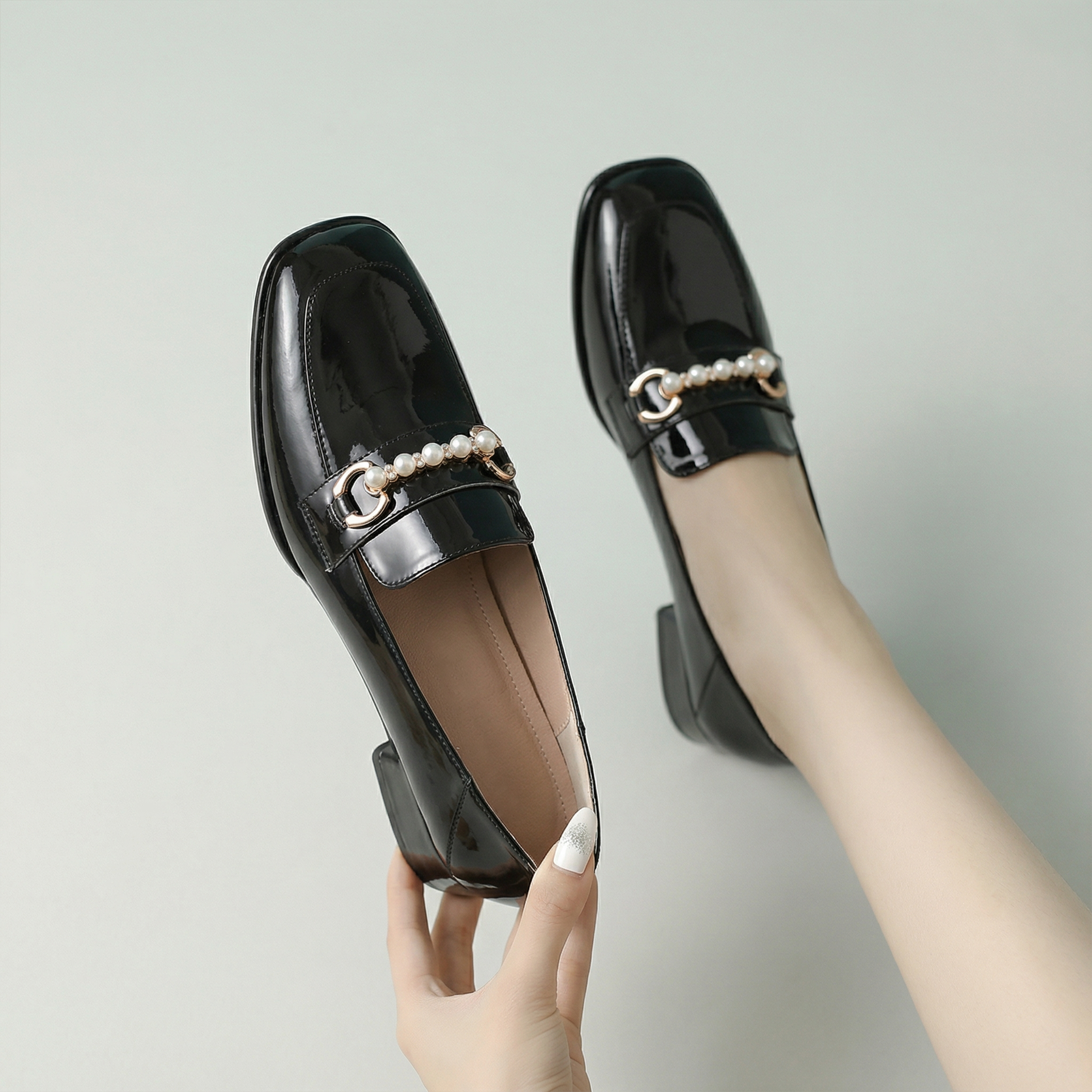 太めヒールの万能なスクエアトゥのレザーシューズ