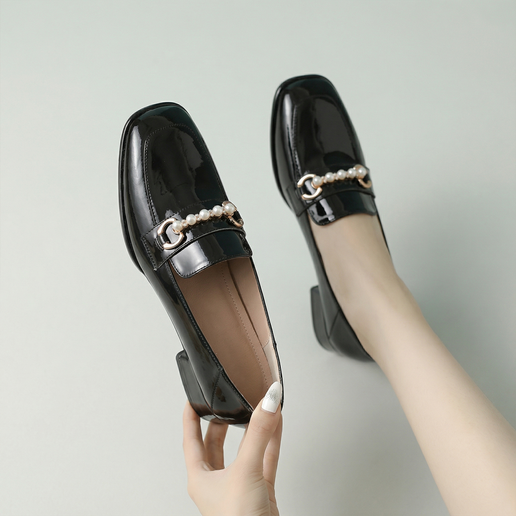 太めヒールの万能なスクエアトゥのレザーシューズ