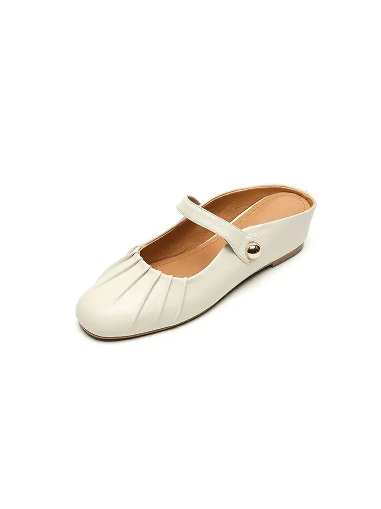 春夏コーデを明るく見せる白・アプリコットのミュールサンダル。脱ぎ履き楽ちんなつっかけタイプで、公園散歩やデイリー使いに最適