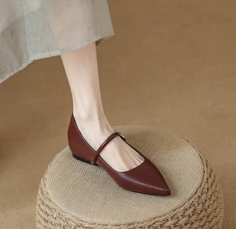 足元の差し色に おしゃれな赤 パンプス コーデ 秋色 深みのあるレッド ストラップ付 痛くない