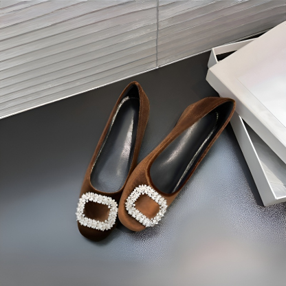 ビジューバックル 5cm美脚スエード調パンプス