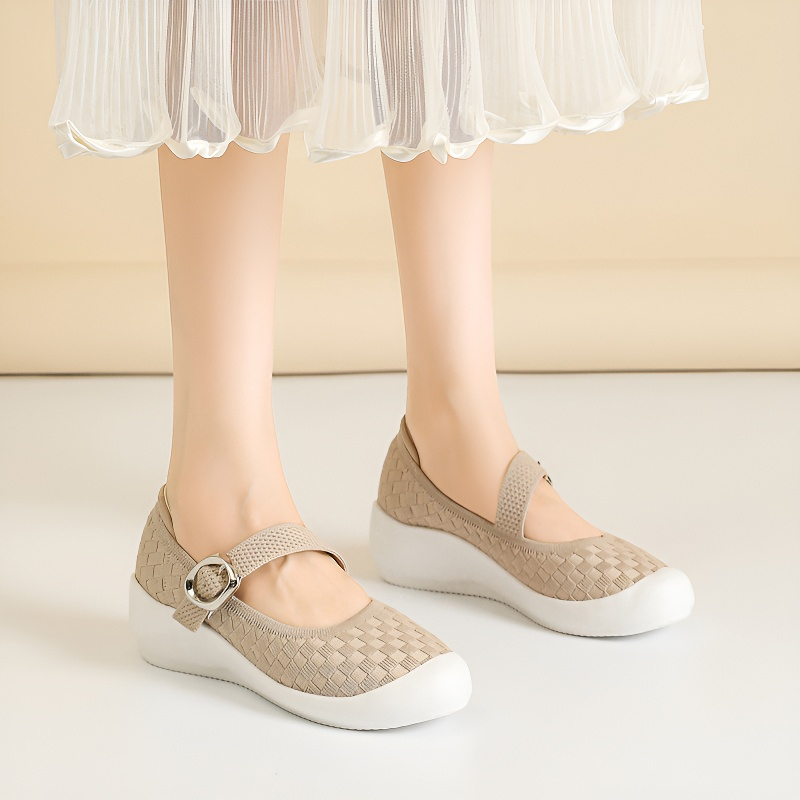 バックルストラップ付き ニットウェッジパンプス