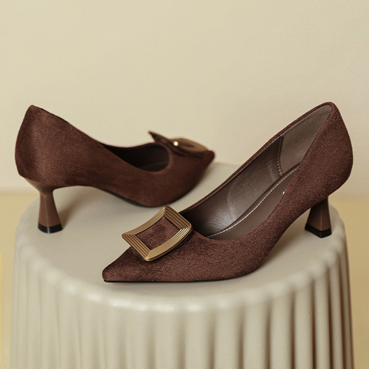 レディースの尖ったつま先ハイヒール、スティレットヒール、2025年の新しいスタイル、春と秋のレディースシューズ、ブラックスエード、