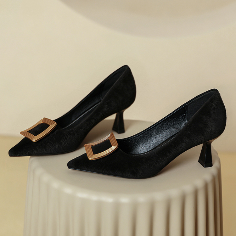 レディースの尖ったつま先ハイヒール、スティレットヒール、2025年の新しいスタイル、春と秋のレディースシューズ、ブラックスエード、