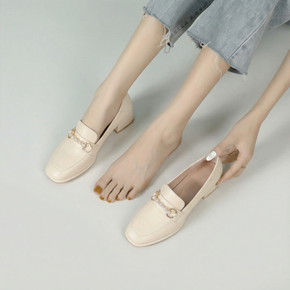 太めヒールの万能なスクエアトゥのレザーシューズ