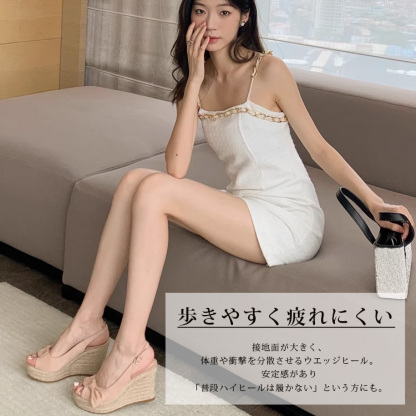 歩きやすく疲れにくい 　接地面が大きく、体重や衝撃を分散させるウエッジヒール。 安定感があり「普段ハイヒールは履かない」という方にも。