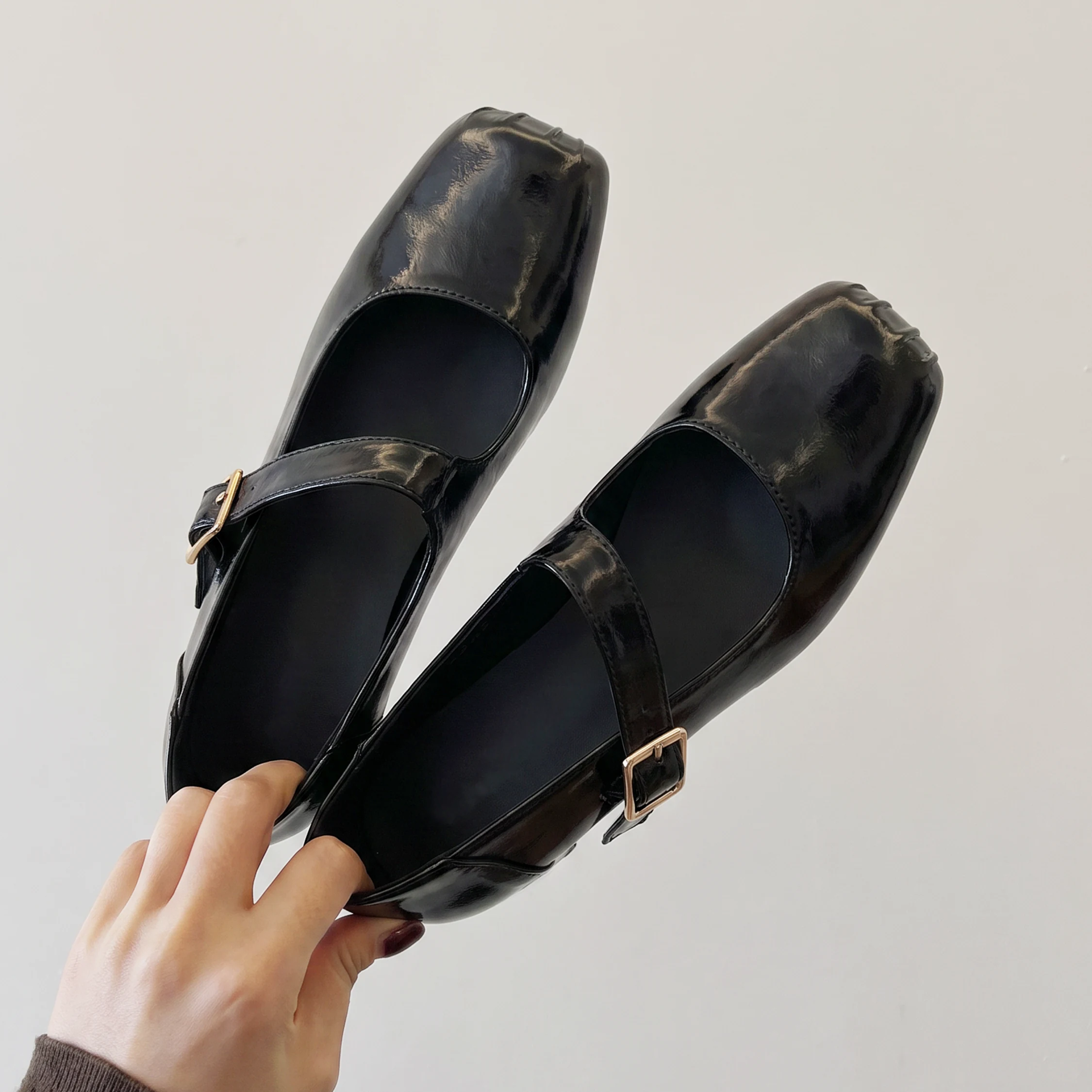スクエアトゥ 外側ラインがすっきり見える 5cmデザイン 上品 丁寧な仕上げ