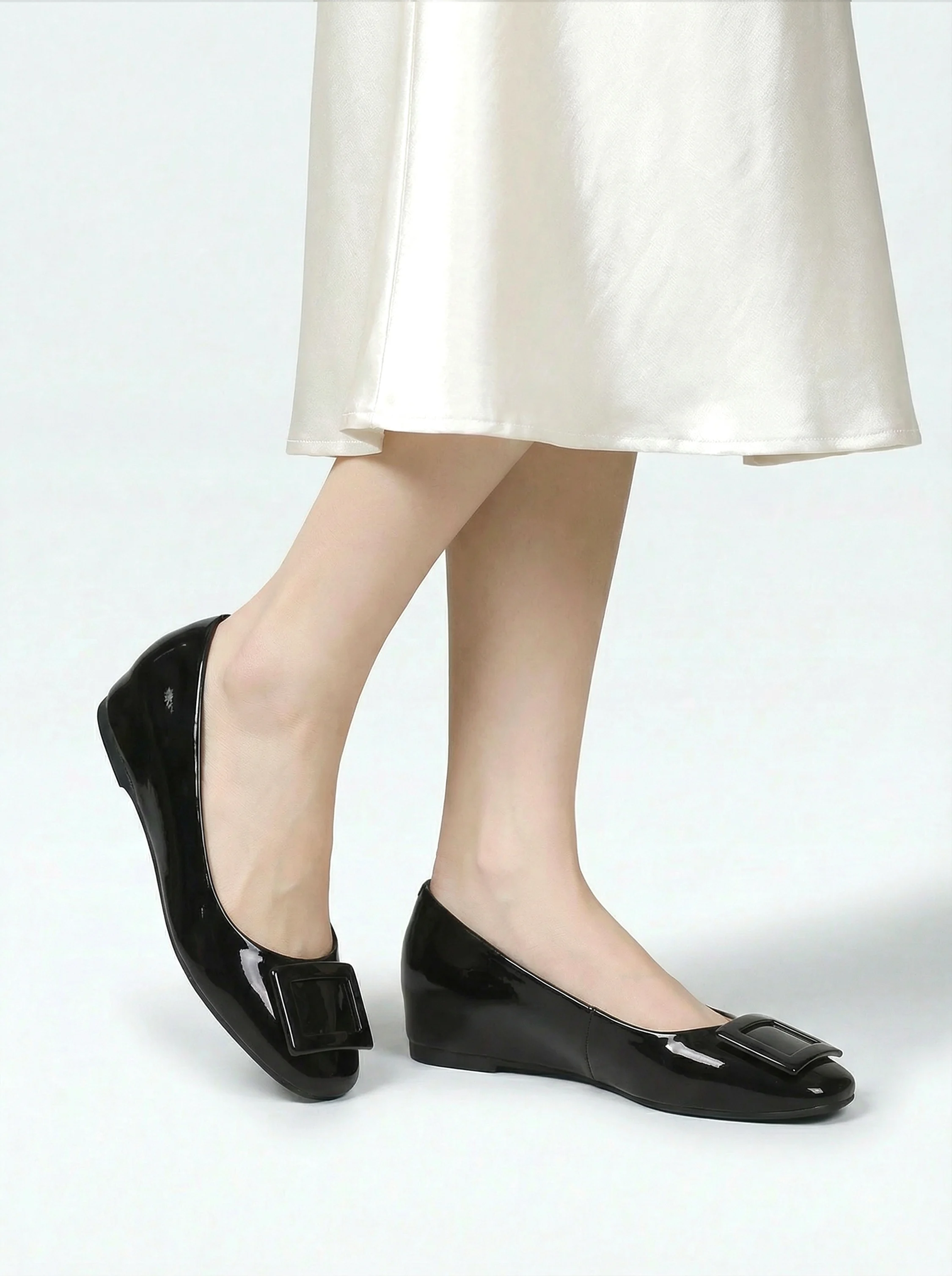 黒 エナメルパンプス ウェッジソール 着用画像 フォーマル 通勤 ブラック