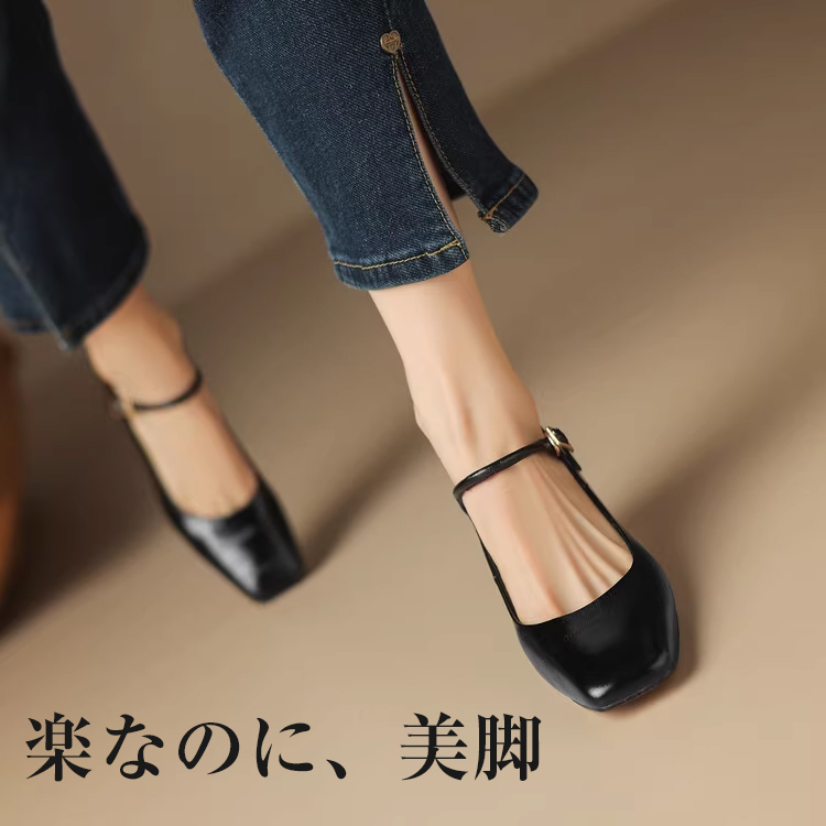  デニムパンツに合わせるきれいめ黒パンプス。スクエアトゥが足先を楽に保ち、6cmヒールで美脚を叶えるオフィスカジュアルスタイル