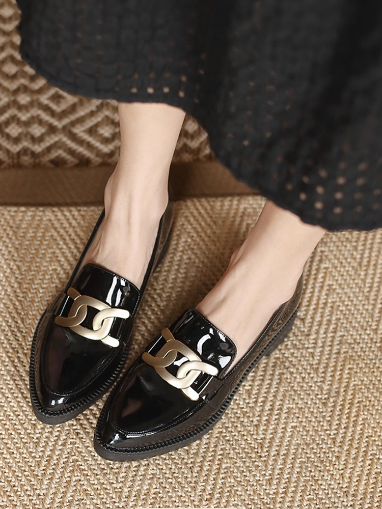 足元のアクセント メタル装飾 ローファー 真上 スタイリッシュな見た目