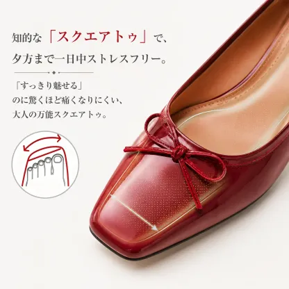 スクエアトゥでつま先ゆったりの本革パンプス、赤エナメルのリボンデザインで痛くなりにくく通勤にも使いやすい