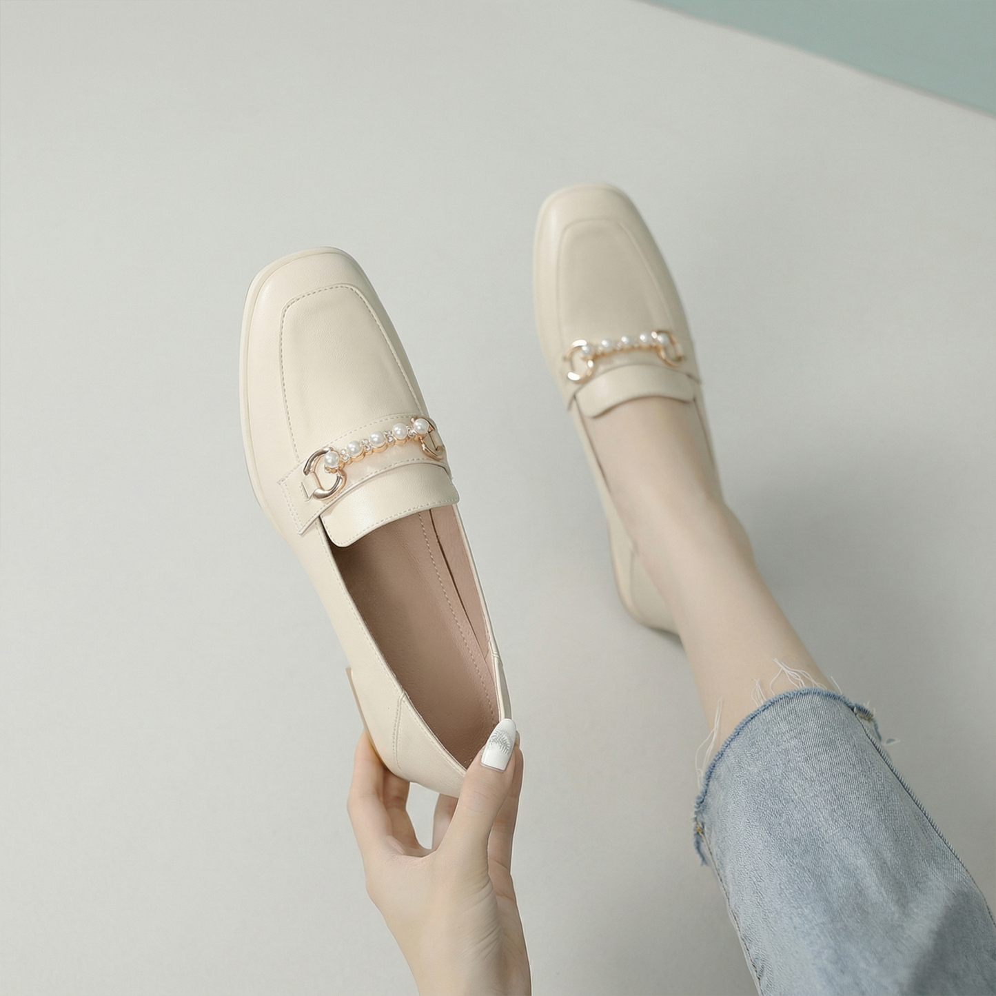 太めヒールの万能なスクエアトゥのレザーシューズ