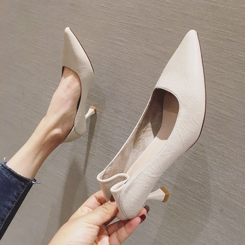 ポインテッドトゥ キトゥンヒールパンプス