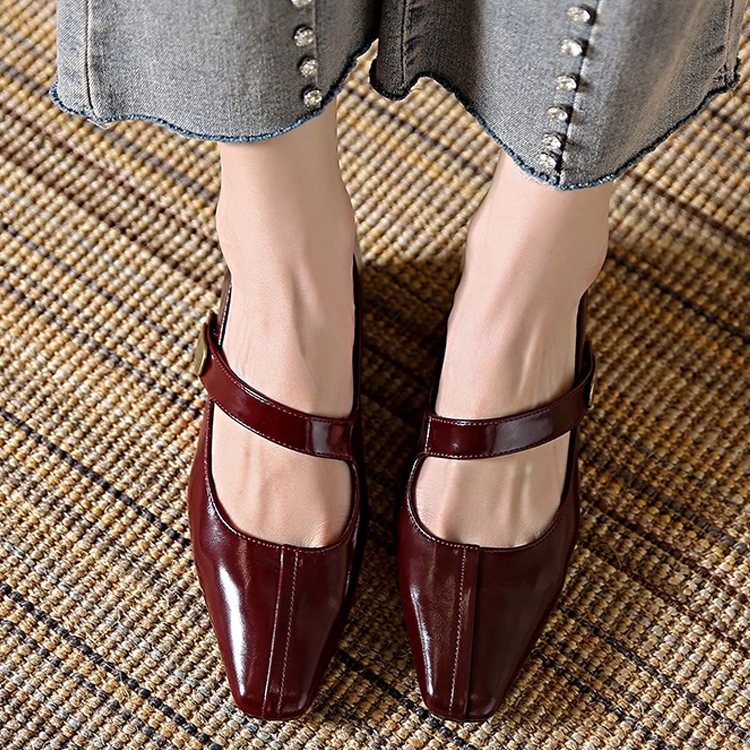 コーデの差し色に 赤い靴 着用イメージ 足元が華やかになるメリージェーン