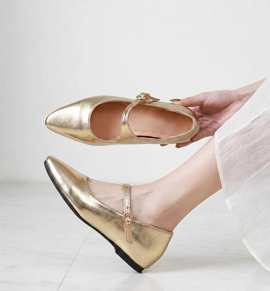 ゴールドのマリージェーンパンプスを手に持った写真。上品な輝きと、歩きやすさを両立したデザイン。4.5cmのインヒールで、フラット見えなのにしっかりスタイルアップ。