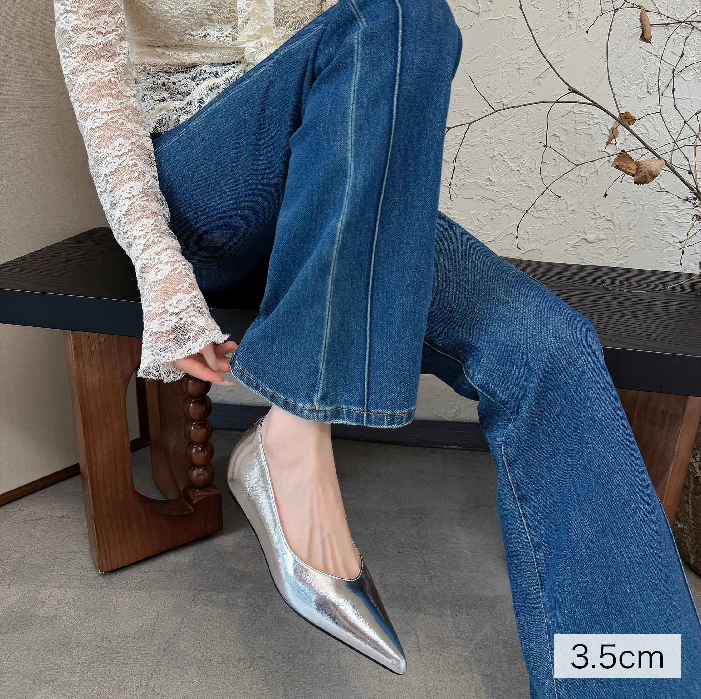 シルバーの本革インヒールパンプス 3.5cm レディース デニムコーデ 歩きやすい ポインテッドトゥ きれいめカジュアル