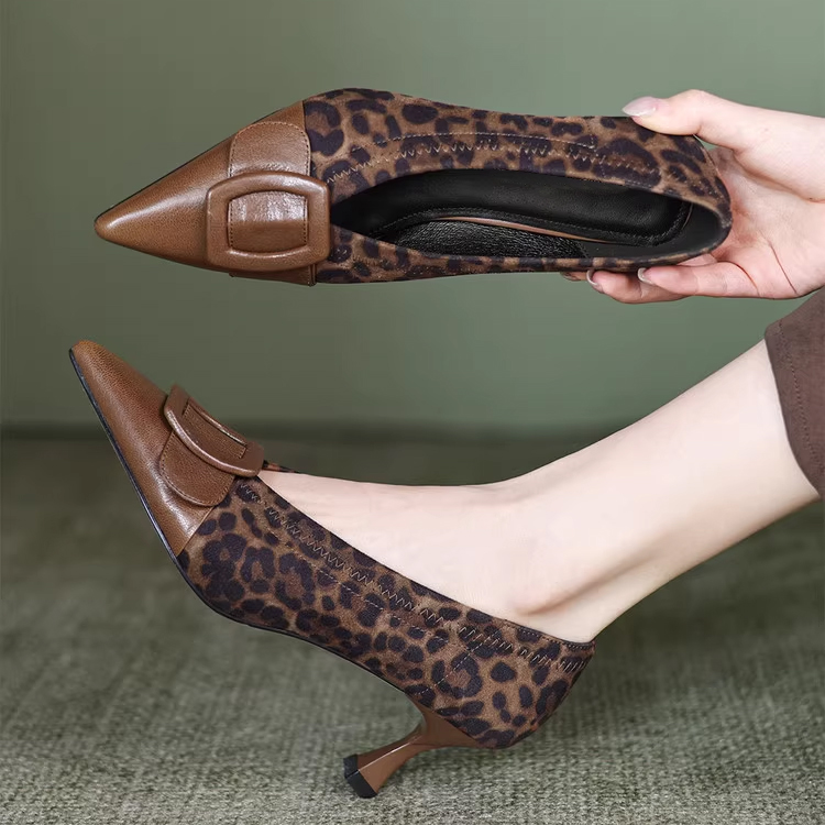 KENPOGEN バックル付きポインテッドトゥパンプス 6cmUP 幅広め フレンチヒール 柔らかい フィット感 通勤 オフィス