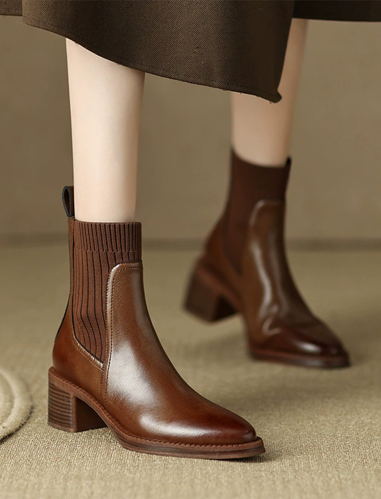 足首のニット素材がフィットして細見え効果のある、履き心地の良いブラウンブーツ