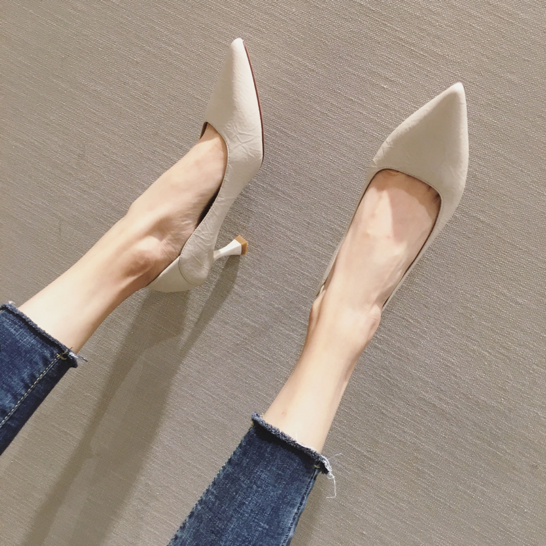 カジュアルにもフォーマルにも合うベージュの美脚パンプス。3.5cmから7.5cmまで選べるヒール高で、自分好みの高さと歩きやすさを両立