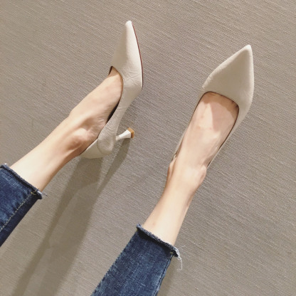 カジュアルにもフォーマルにも合うベージュの美脚パンプス。3.5cmから7.5cmまで選べるヒール高で、自分好みの高さと歩きやすさを両立