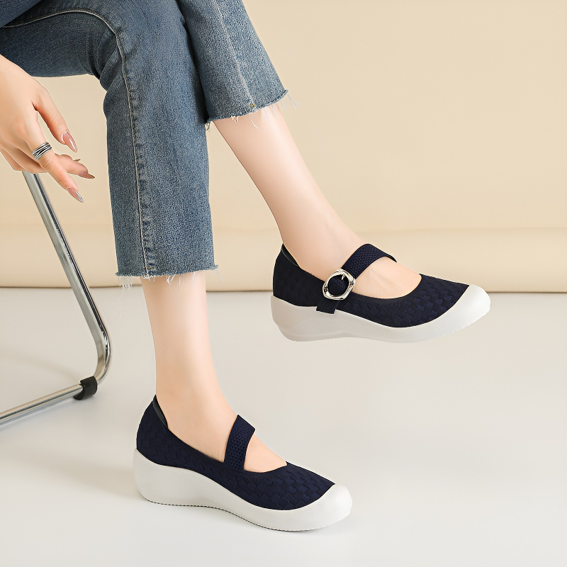 バックルストラップ付き ニットウェッジパンプス