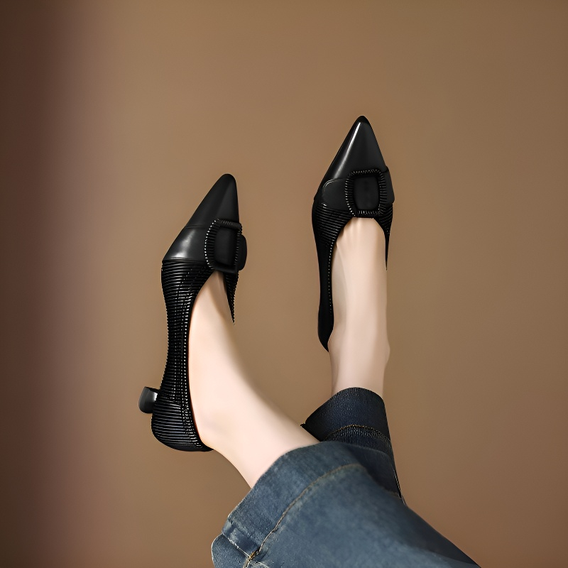 バックルモチーフ本革ポインテッドトゥパンプス