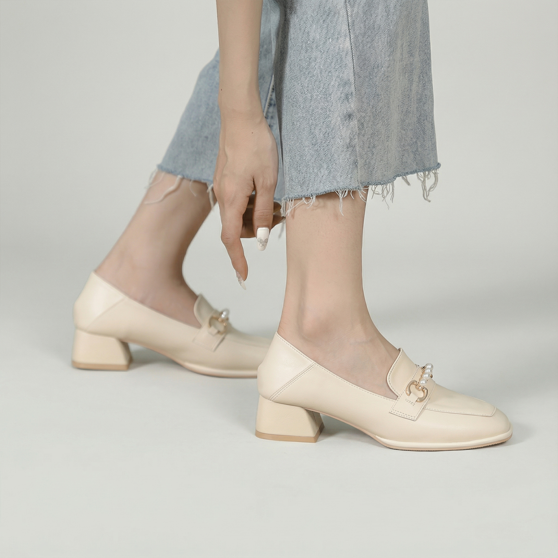 太めヒールの万能なスクエアトゥのレザーシューズ