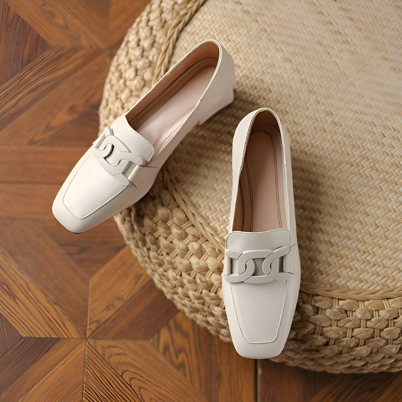 ホワイトのスクエアトゥローファー 俯瞰写真