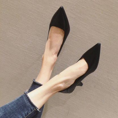  デニムとも相性抜群のきれいめ黒パンプス。通勤だけでなく日常のコーディネートもスタイルアップさせる美脚シルエット