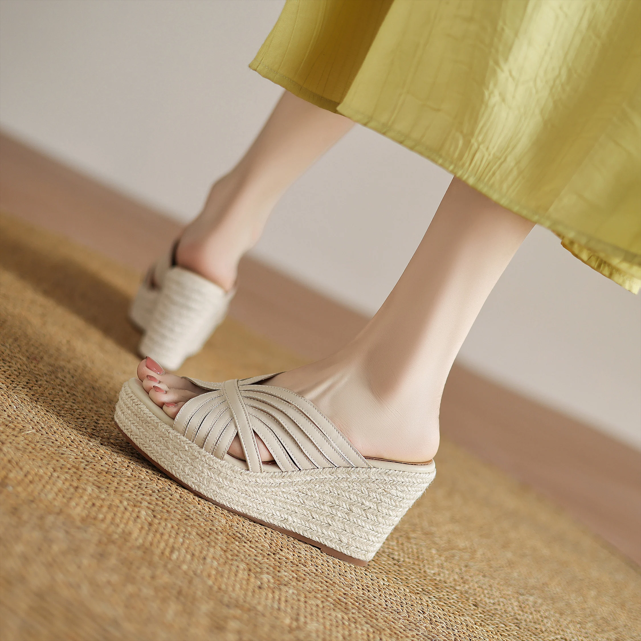 アイボリーのレディース厚底サンダル 着用イメージ 美脚見えする本革ウェッジミュール
